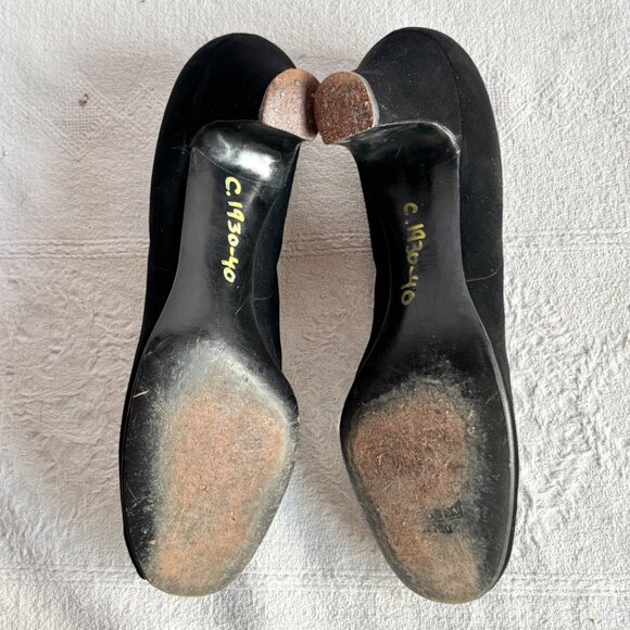 1930s 1940s Black Suede Cut Out Chunky Heel Pumps 7-8 Narrow - Picture 2 of 11